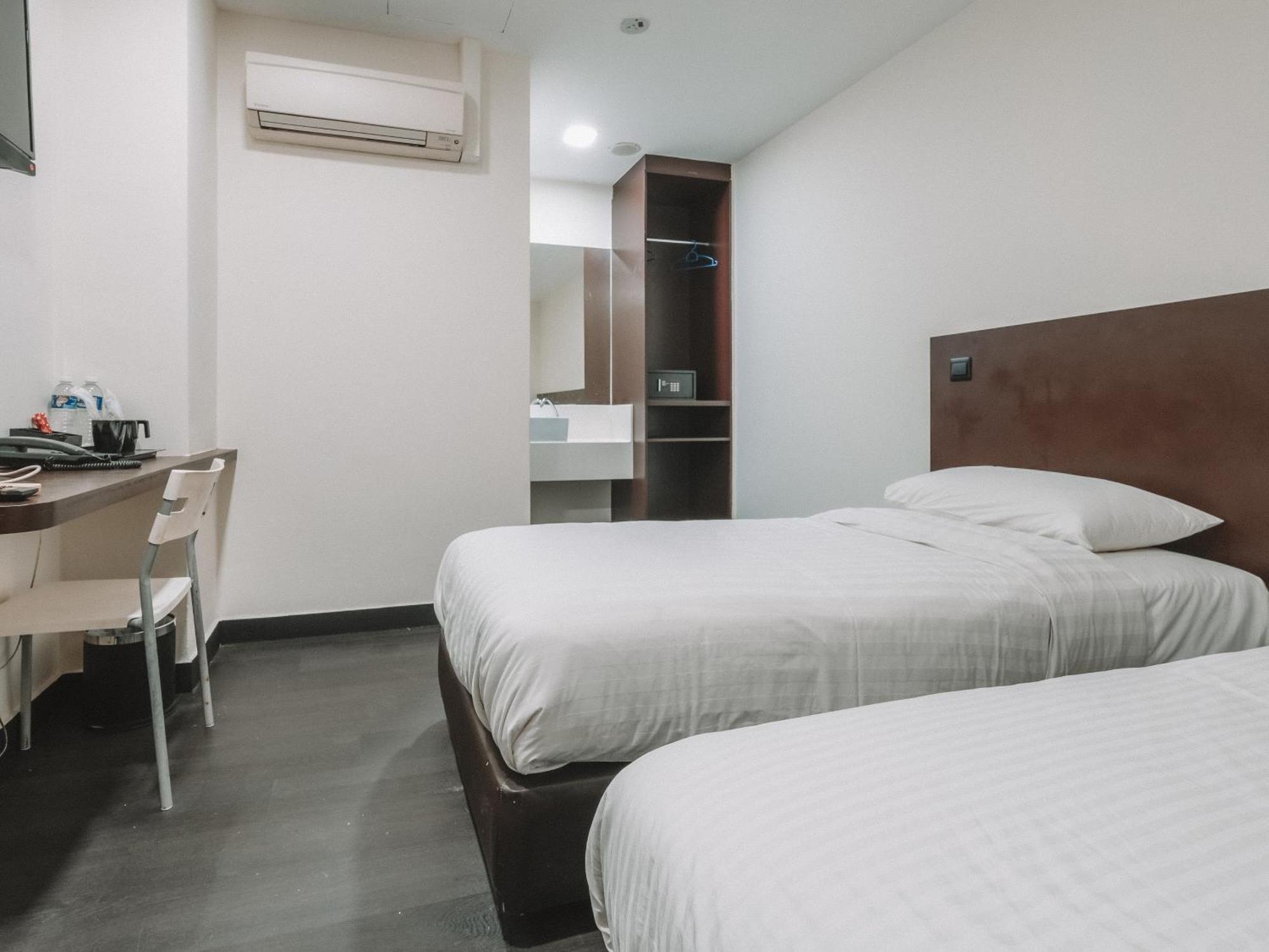 Khách sạn A Desker 3*